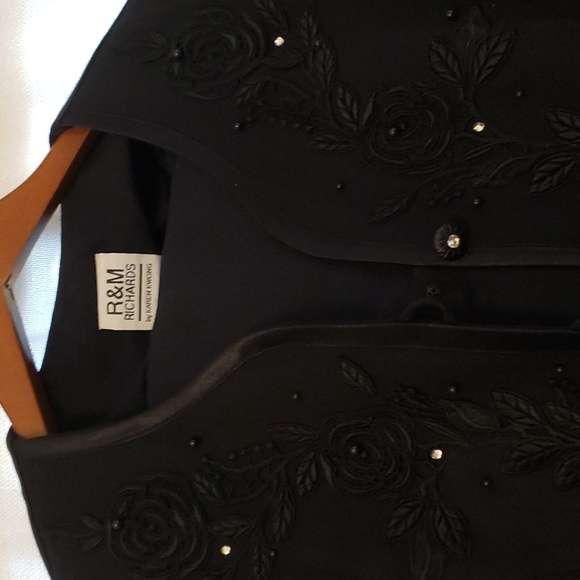 Black skirt and jacket suite, worn a few times dry clean only - Picture 2 of 9